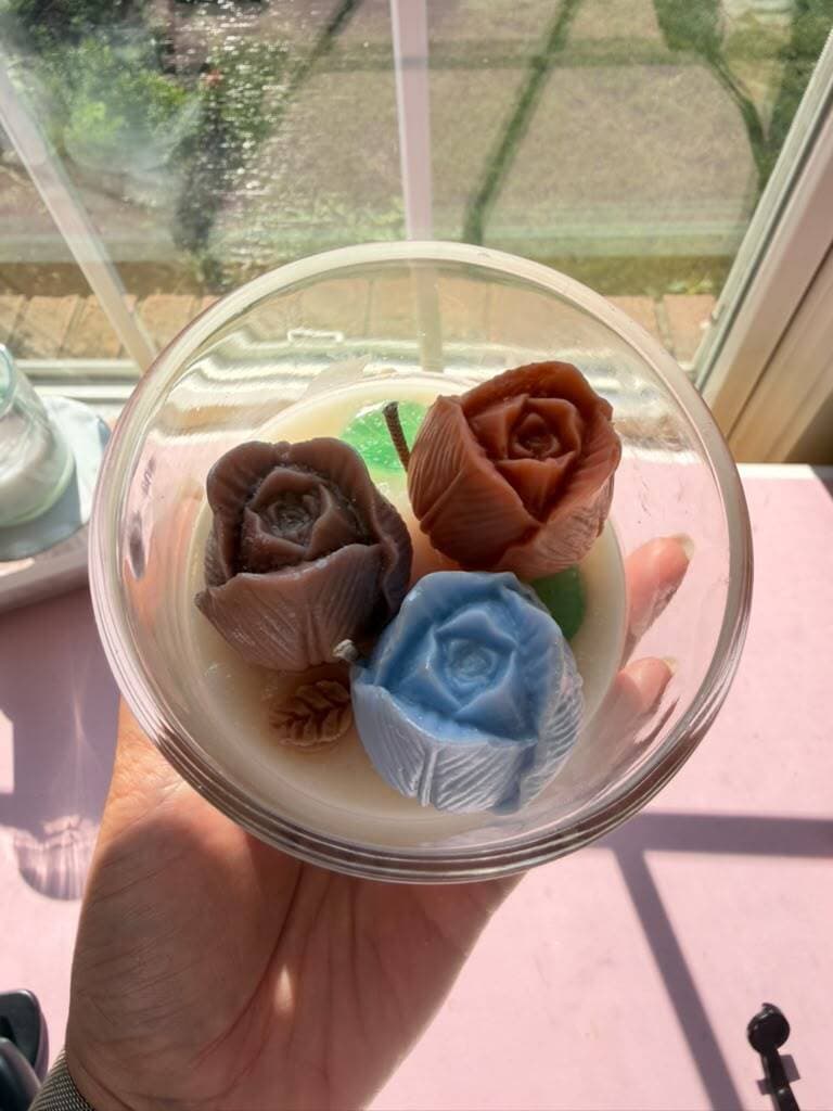 Tulipanes de cera en tonos otoñales sobre vaso transparente. Apple Cinnamon.