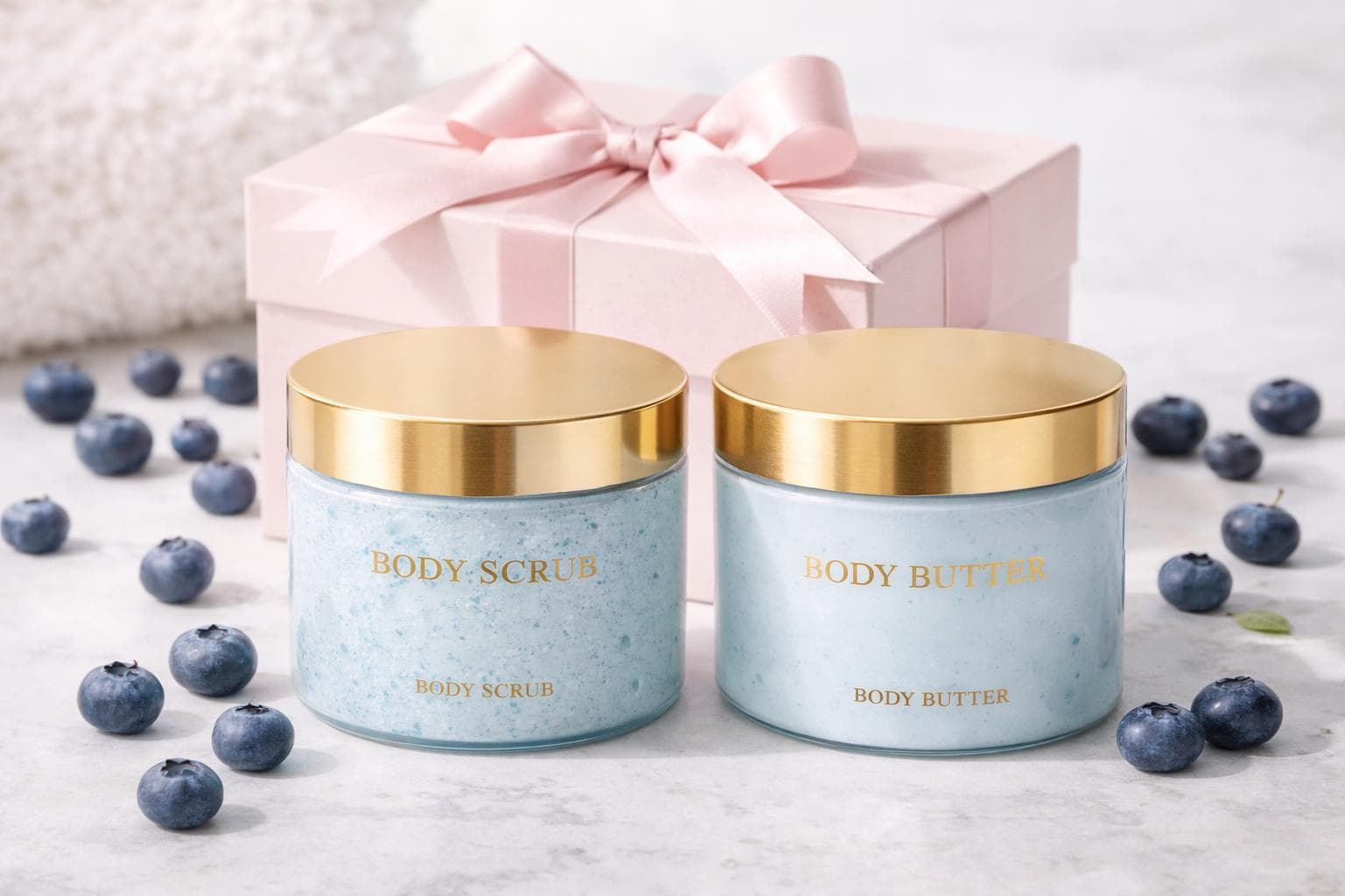 Dúo de blueberry: body scrub + body butter, con tapa dorada. Un clásico de la casa.