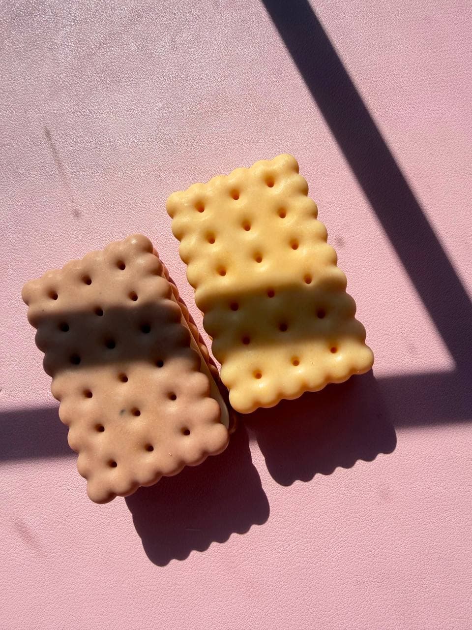 Jabón que parece una galleta recién horneada. Aroma dulce.