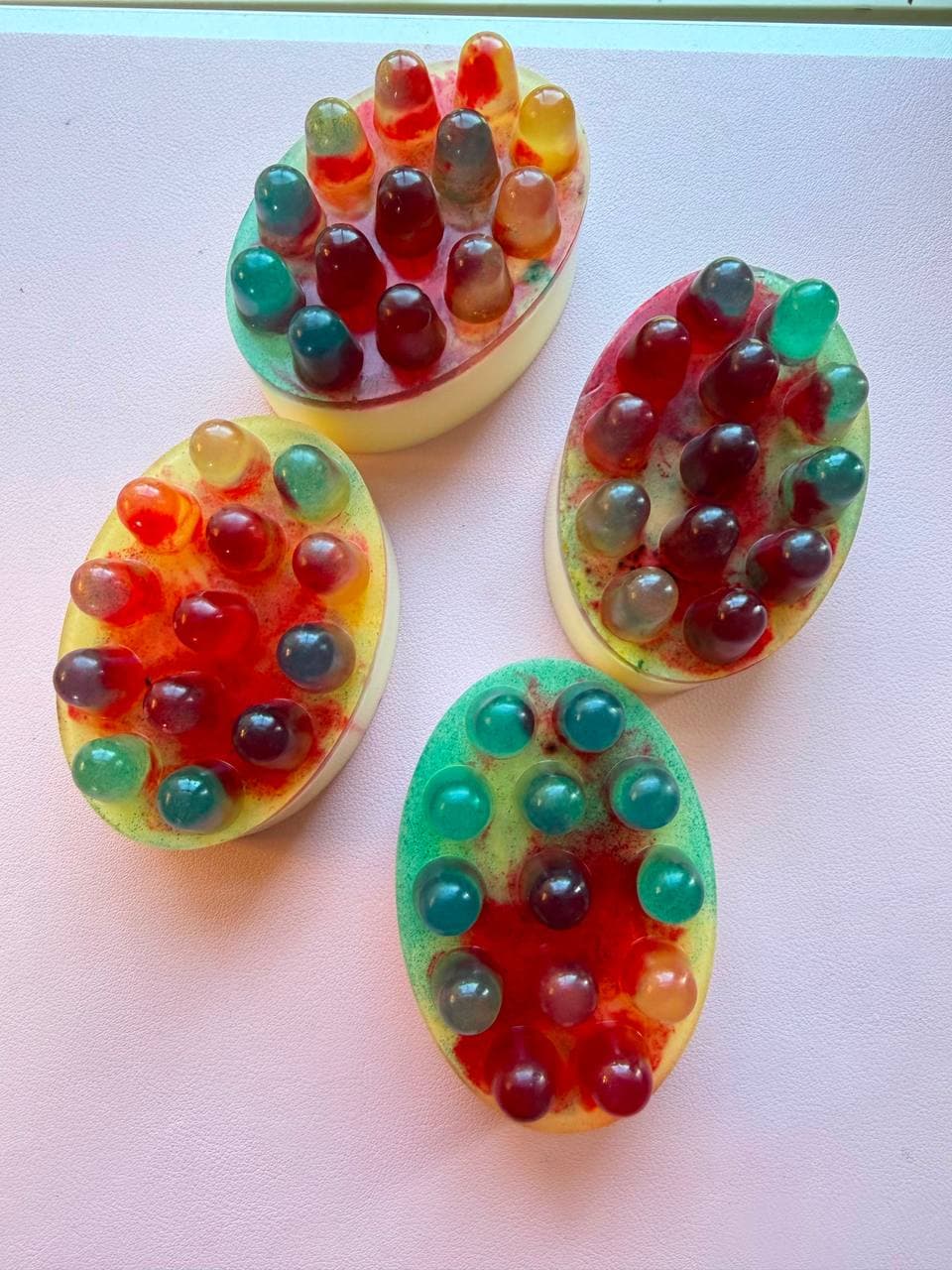 Jabón oval con perlas de gel de colores en relieve. Divertido y suave.