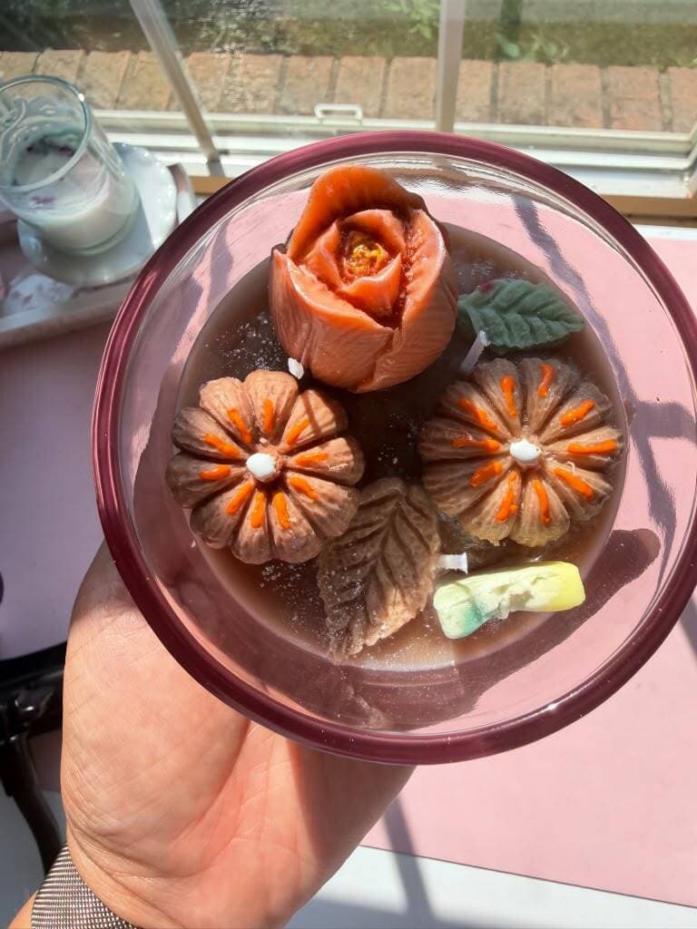 Vaso rosado con calabazas, tulipán y mariposa de cera. Apple Cinnamon.