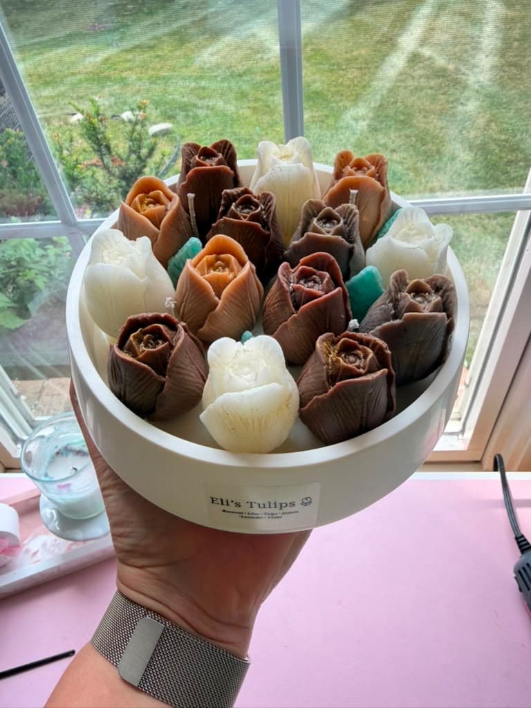 Bouquet de tulipanes y rosas de cera en bowl de cerámica. Pieza estrella.